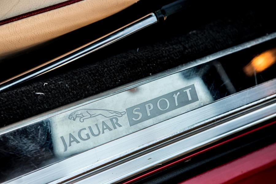 Логотип Jaguar XJR-S 5.3 by JaguarSport 1988 года  (UK) (фото 11 из 14)